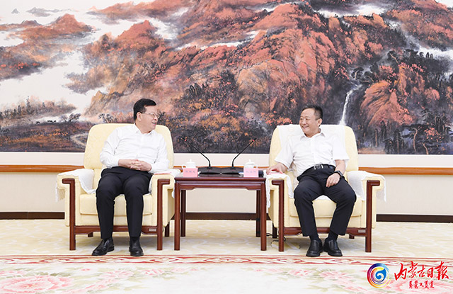 7月15日，自治區(qū)黨委書記孫紹騁在呼和浩特會(huì)見南水北調(diào)集團(tuán)董事長(zhǎng)蔣旭光。記者袁永紅攝