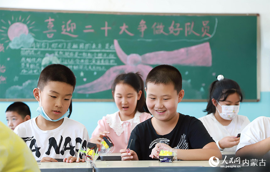 航模社團里，孩子們在歡樂中學習科學知識、提升動手能力。陳先達攝