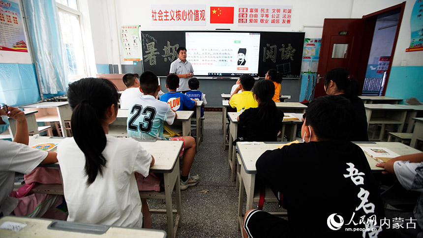 在暑期閱讀中，孩子們沉浸在一首首經(jīng)典的詩句里，全神貫注，認(rèn)真聽講。李強攝