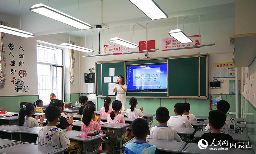 包頭市九原區(qū)沙河第一小學的孩子們在輕松愉悅的氛圍中，跟著節(jié)奏，打著節(jié)拍，享受音樂帶來的快樂。趙旭攝