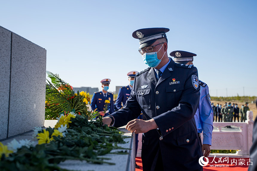 二連出入境邊防檢查站民警向烈士獻(xiàn)花。郭鵬杰攝