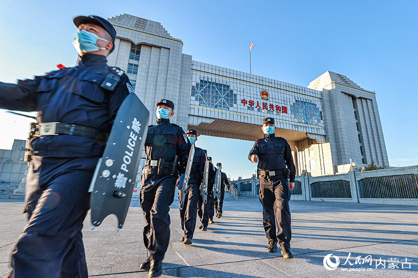 2022年9月30日，內(nèi)蒙古邊檢總站滿洲里邊檢站執(zhí)勤民警在國門下巡邏。盧兵兵攝
