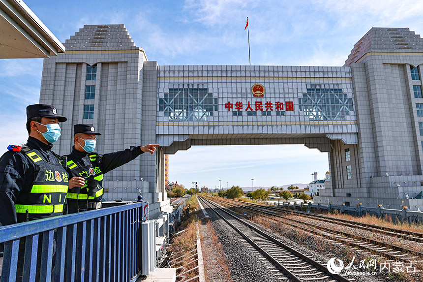 內(nèi)蒙古邊檢總站滿洲里邊檢站執(zhí)勤民警在崗哨觀察邊境情況。盧兵兵攝