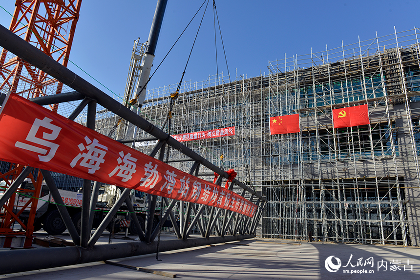 烏海海勃灣站站房建設(shè)現(xiàn)場作業(yè)。中國鐵路呼和浩特局供圖