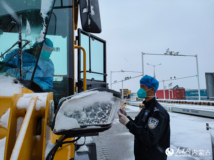 二連出入境邊防檢查站執(zhí)勤民警檢查驗放通關車輛。郭鵬杰攝