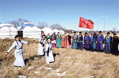 開展“弘揚(yáng)烏蘭牧騎精神，到人民中間去”活動(dòng)。