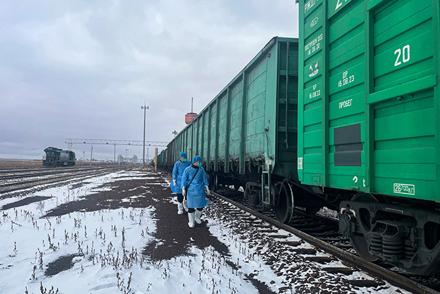 滿洲里邊檢站執(zhí)勤民警對(duì)列車進(jìn)行車體檢查。盧兵兵 攝