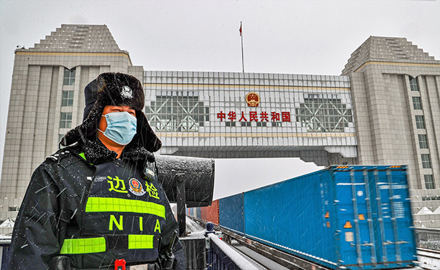 滿洲里邊檢站民警堅(jiān)守崗位，保障貨運(yùn)列車高效通關(guān)。盧兵兵 攝