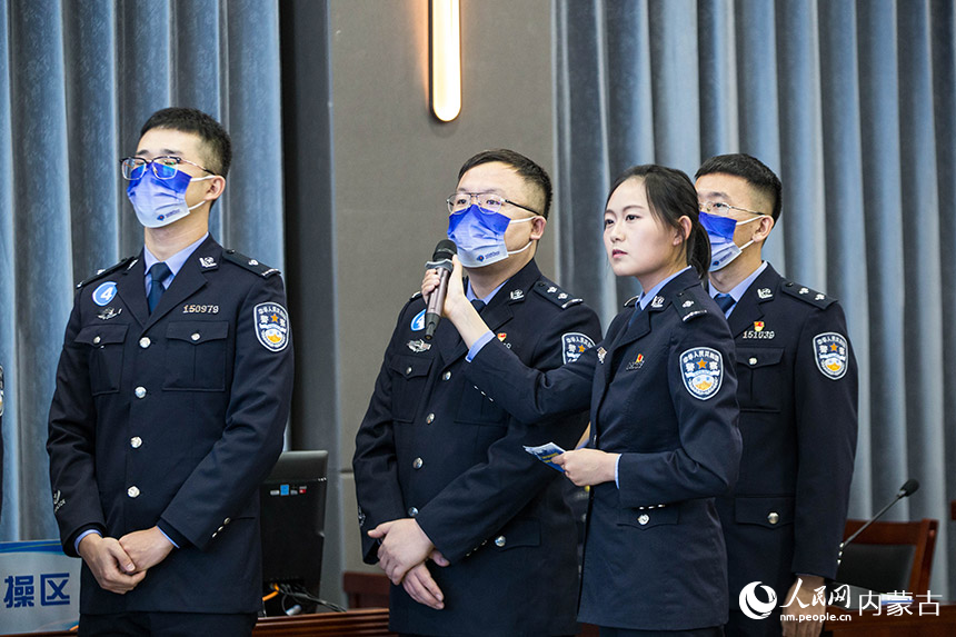 二連出入境邊防檢查站邊檢業(yè)務(wù)知識(shí)競(jìng)賽現(xiàn)場(chǎng)，參賽選手在必答題環(huán)節(jié)進(jìn)行作答。楊金燁攝