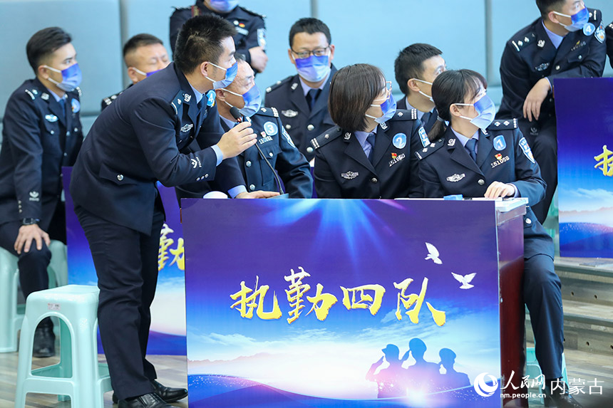 二連出入境邊防檢查站邊檢業(yè)務(wù)知識競賽現(xiàn)場，參賽選手在風(fēng)險題環(huán)節(jié)進行作答。楊金燁攝