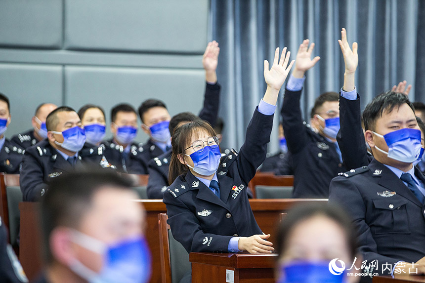 二連出入境邊防檢查站邊檢業(yè)務(wù)知識競賽現(xiàn)場，場下觀眾踴躍參與現(xiàn)場問答。楊金燁攝