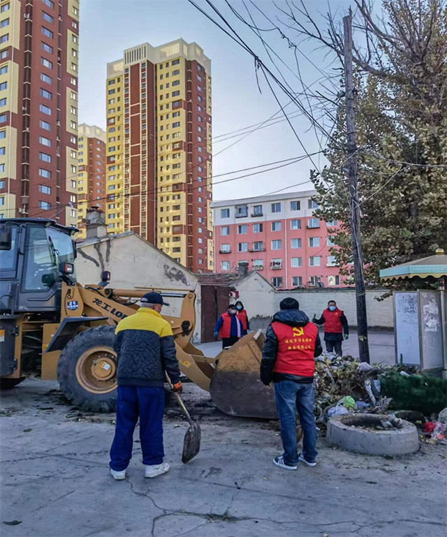 物業(yè)企業(yè)清理積存垃圾。 李春早攝