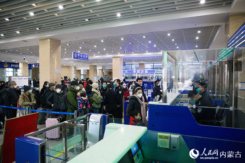 二連出入境邊防檢查站執(zhí)勤民警為旅客辦理通關手續(xù)。楊金燁攝