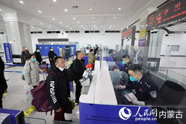 旅客從滿洲里公路口岸有序排隊(duì)接受邊防檢查。盧兵兵攝