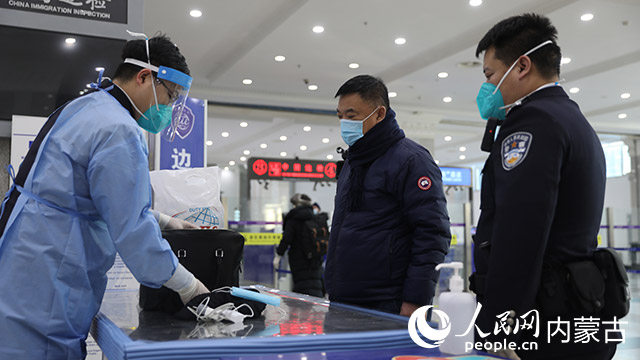 滿洲里邊檢站民警對入境旅客攜帶的行李物品進(jìn)行檢查-安吉拉攝