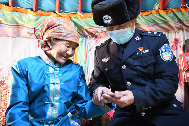 警民團結(jié)一家親。