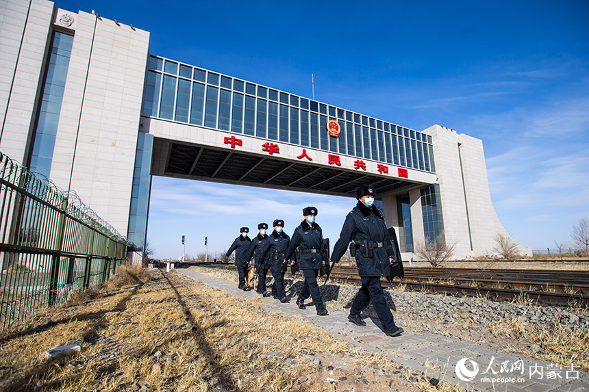 二連出入境邊防檢查站民警在國(guó)門下執(zhí)勤巡邏。郭鵬杰攝