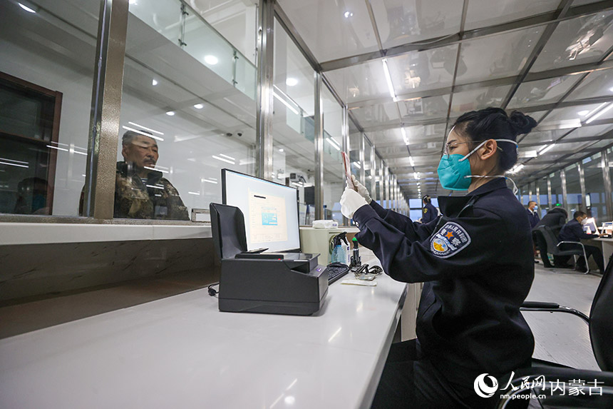滿洲里邊檢站民警查驗貨車司機證件。盧兵兵攝