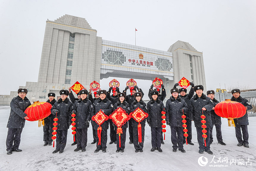 滿洲里邊檢站組織民警在國門下拍攝拜年視頻。盧兵兵攝