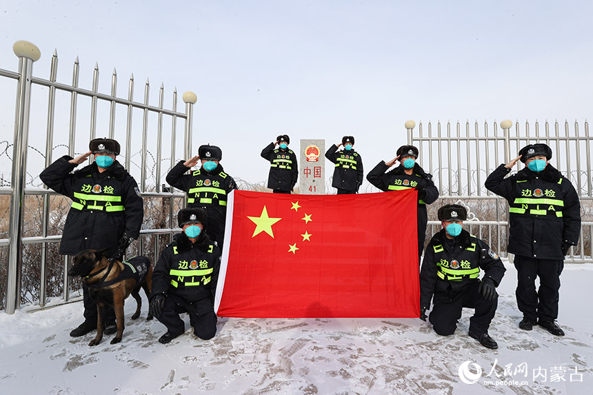 民警與界碑國(guó)旗同框，盧兵兵攝