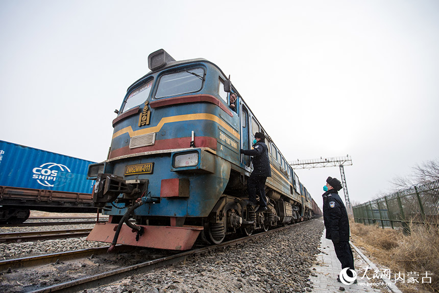 二連出入境邊防檢查站執(zhí)勤民警對(duì)通關(guān)列車進(jìn)行車體檢查。郭鵬杰攝