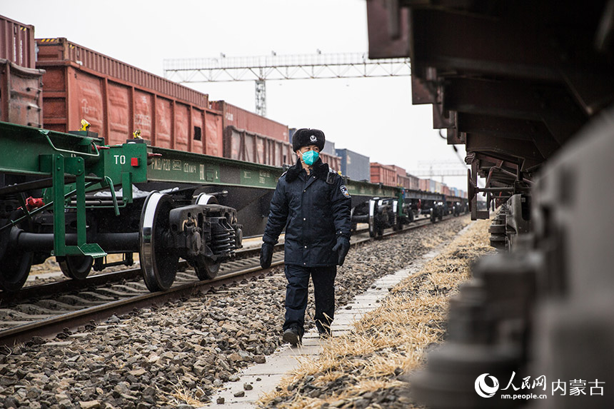 二連出入境邊防檢查站執(zhí)勤民警對通關(guān)列車進(jìn)行車體檢查。郭鵬杰攝