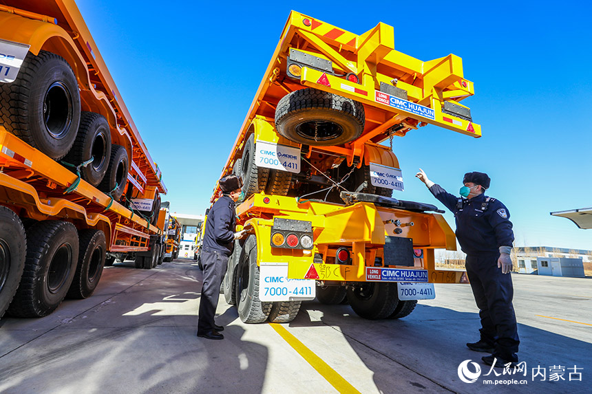 二連出入境邊防檢查站執(zhí)勤民警對出境貨車進行車體檢查。郭鵬杰攝