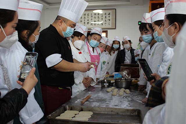 培訓(xùn)老師正在講解酥燒餅制作方法。