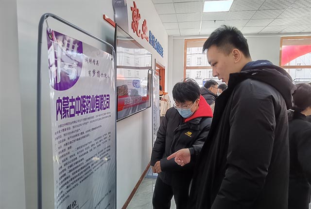 求職人員在招聘展位前查看招聘信息，挑選適合自己的崗位?；艚瘀螖z