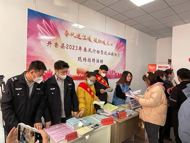 為求職者提供政策咨詢、就業(yè)指導、權益維護等服務。宋樂攝
