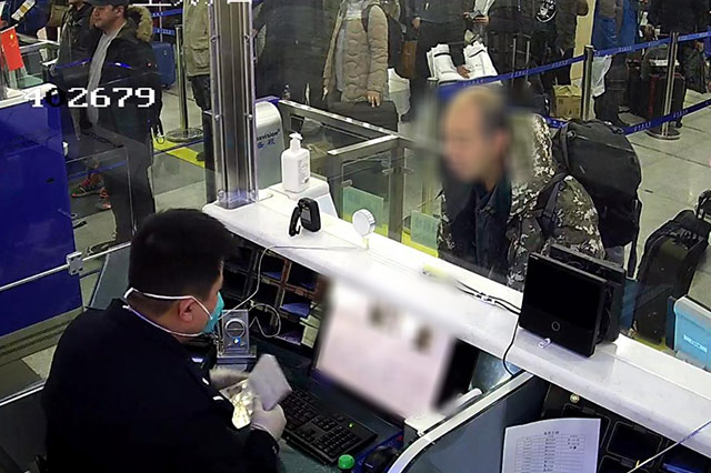 二連出入境邊防檢查站執(zhí)勤民警對(duì)持變?cè)斐鋈刖匙C件的旅客進(jìn)行查驗(yàn)。