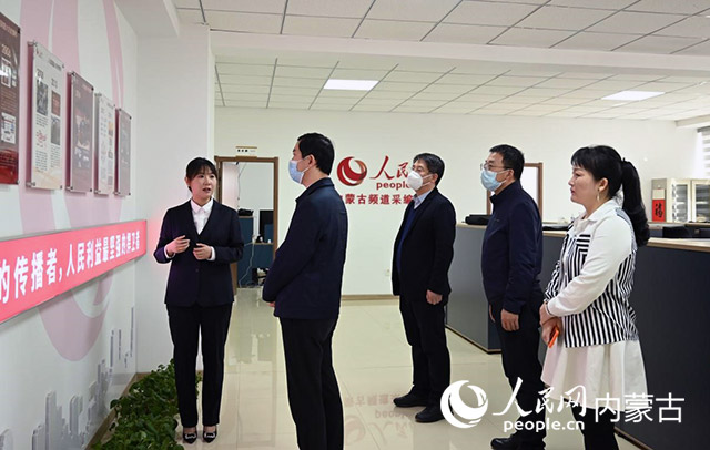 成紅亮一行參觀人民網(wǎng)內(nèi)蒙古分公司，了解人民網(wǎng)發(fā)展歷程。實習(xí)生? 吳子瑄攝