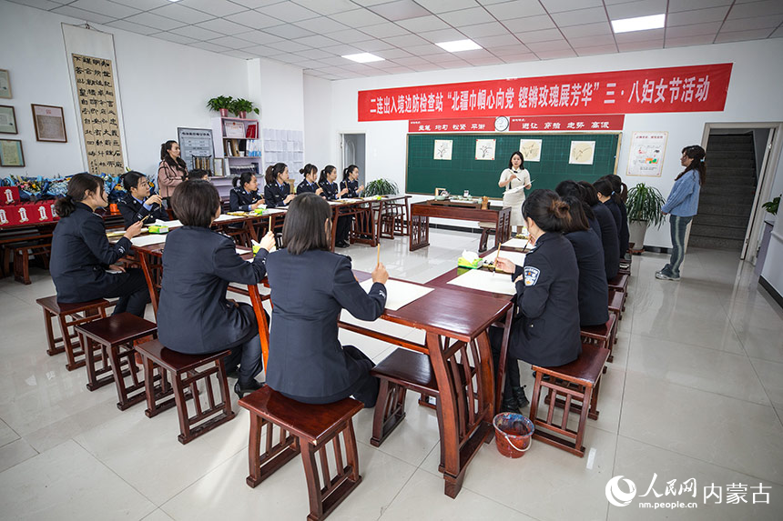 二連出入境邊防檢查站組織女警們學(xué)習(xí)中國(guó)畫。郭鵬杰攝