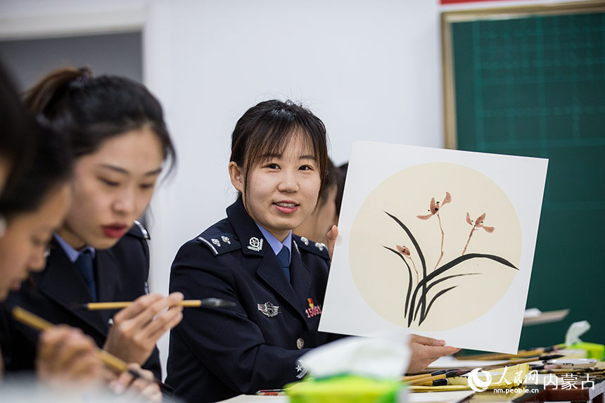 二連出入境邊防檢查站女民警展示自己創(chuàng)作的中國畫。郭鵬杰攝