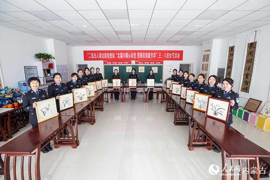 二連出入境邊防檢查站女民警展示自己創(chuàng)作的中國畫。郭鵬杰攝