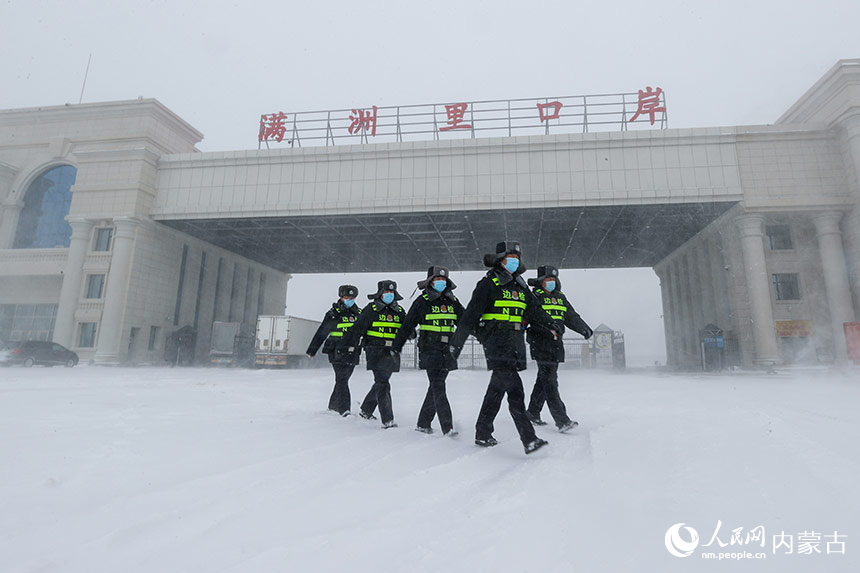 滿洲里邊檢站民警冒雪在公路口岸限定區(qū)域巡邏。盧兵兵攝