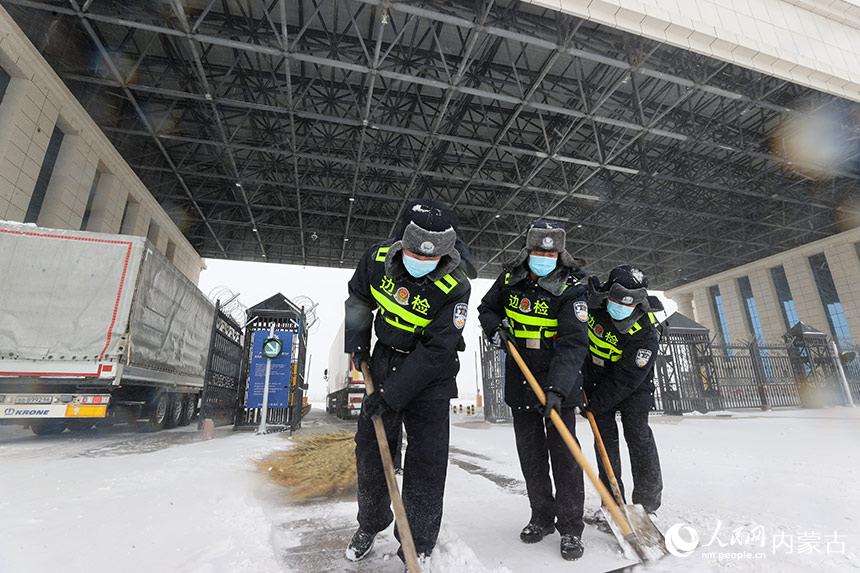 滿洲里邊檢站民警清理通道積雪，保障貨車通行。盧兵兵攝