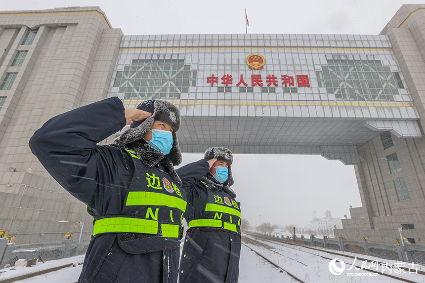 滿洲里邊檢站民警在國(guó)門(mén)下執(zhí)勤。盧兵兵攝