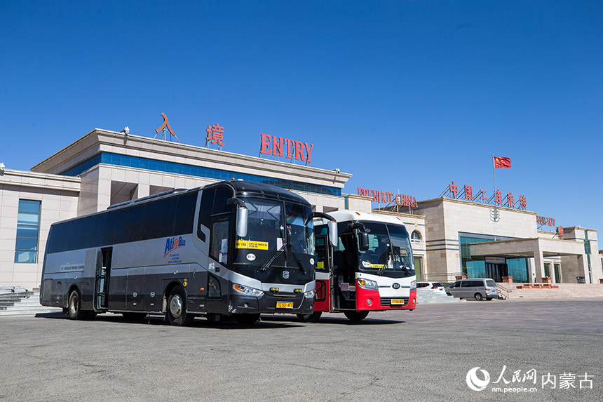 旅客乘坐國際客運(yùn)班車從二連浩特公路口岸入境。郭鵬杰攝