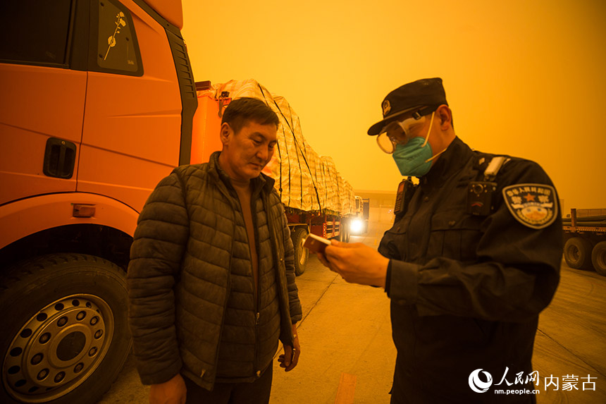 強(qiáng)沙塵暴天氣下，二連出入境邊防檢查站執(zhí)勤民警加大車體檢查力度。楊金燁攝