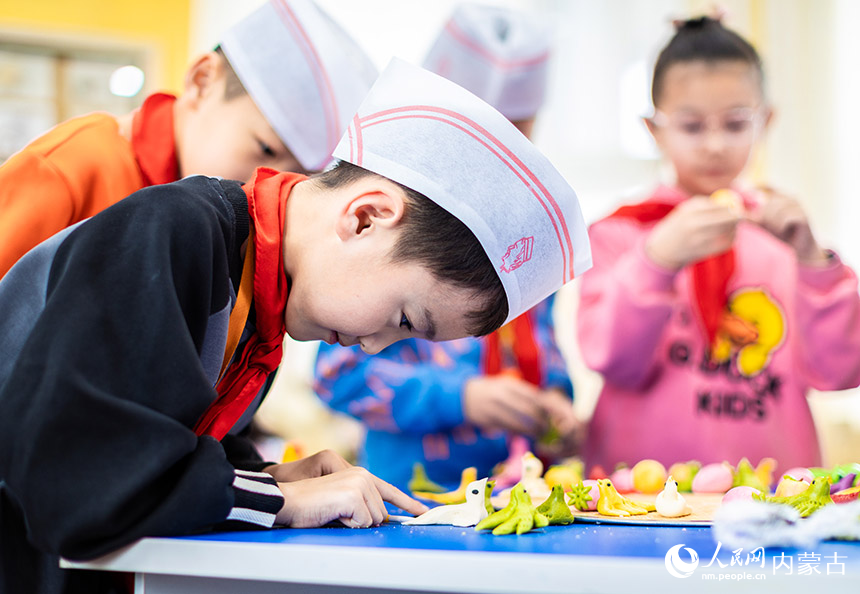 內(nèi)蒙古呼和浩特市玉泉區(qū)五塔寺東街小學(xué)學(xué)生在制作面塑寒燕。丁根厚攝