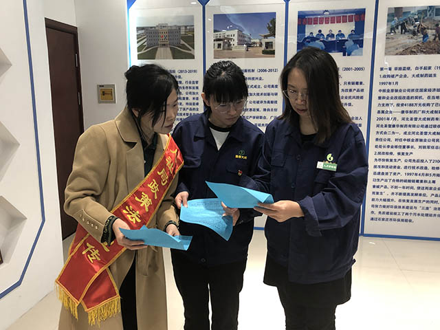 開魯縣人社局開展“送政策、解難題、優(yōu)服務(wù)”活動(dòng)。萬麗麗攝
