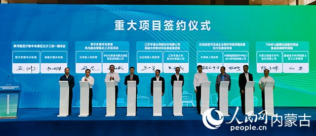 現(xiàn)場(chǎng)簽約。人民網(wǎng)記者 白建平 攝
