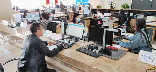 辦事人張寶利攜帶證件到人社大廳辦理失業(yè)證