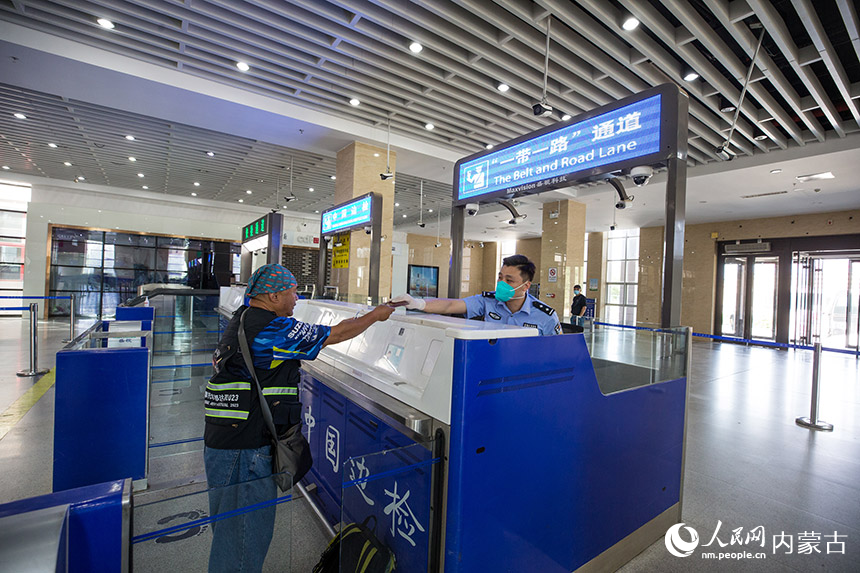 二連出入境邊防檢查站開通“一帶一路”專用通道快速驗(yàn)放旅游團(tuán)成員。胡富國攝