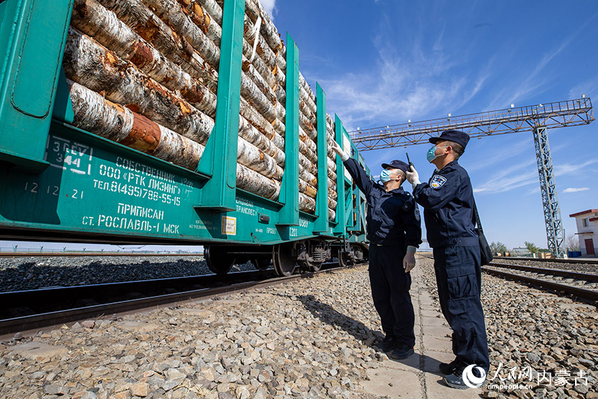 二連出入境邊防檢查站移民管理警察正在查驗出入境列車。楊金燁攝