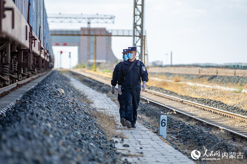 二連出入境邊防檢查站移民管理警察正在查驗(yàn)出入境列車。楊金燁攝