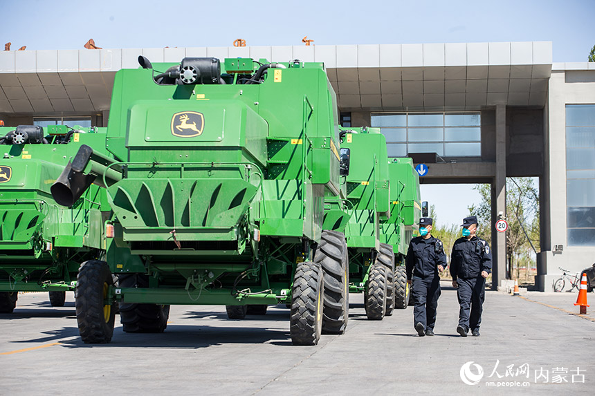 二連出入境邊防檢查站執(zhí)勤民警對(duì)出口蒙古國的商品車進(jìn)行車體檢查。郭鵬杰攝