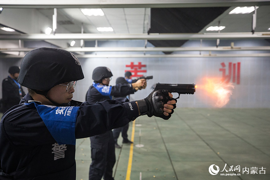 二連出入境邊防檢查站移民管理警察進行實彈射擊訓練。郭鵬杰攝