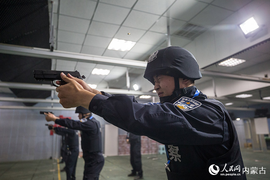 二連出入境邊防檢查站移民管理警察進(jìn)行實(shí)彈射擊訓(xùn)練。郭鵬杰攝